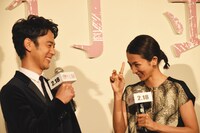 左より妻夫木聡、満島ひかり。