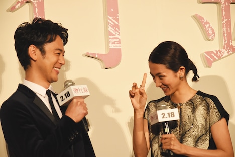 左より妻夫木聡、満島ひかり。