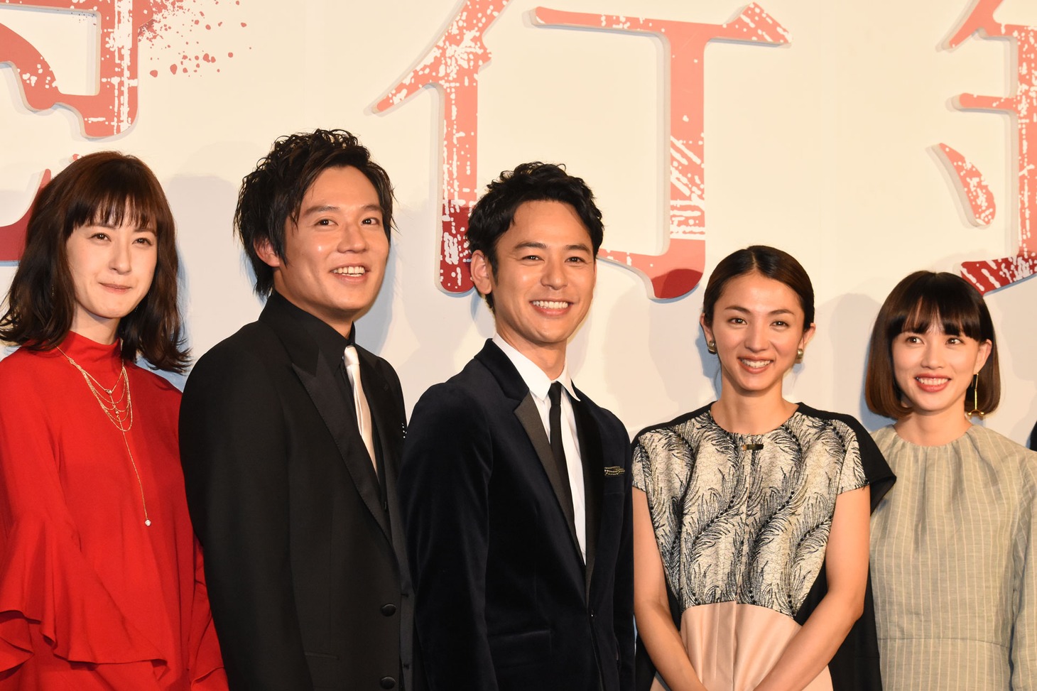 「愚行録」ジャパンプレミアの様子。左より松本若菜、小出恵介、妻夫木聡、満島ひかり、臼田あさ美。