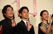 左より小出恵介、妻夫木聡、満島ひかり。