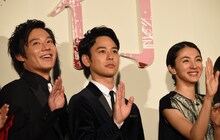 左より小出恵介、妻夫木聡、満島ひかり。