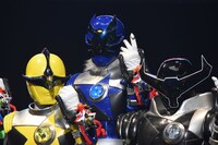 オオカミブルー（中央）