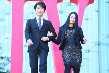 左から及川光博、仲間由紀恵。