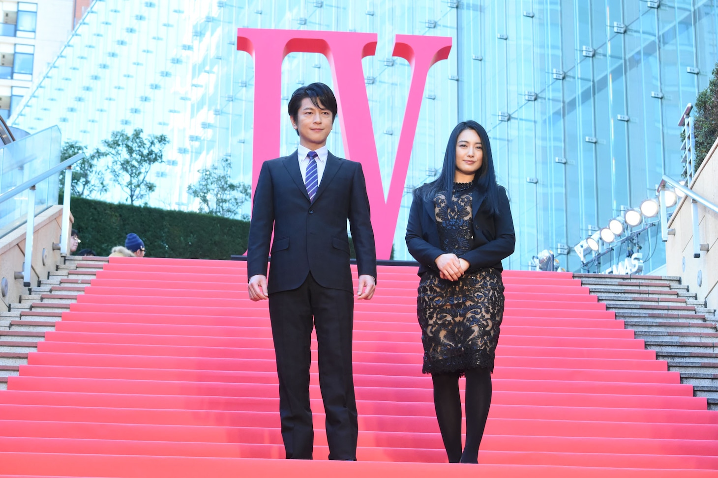 左から及川光博、仲間由紀恵。