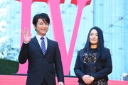 左から及川光博、仲間由紀恵。
