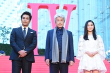 左から北村一輝、鹿賀丈史、山口まゆ。