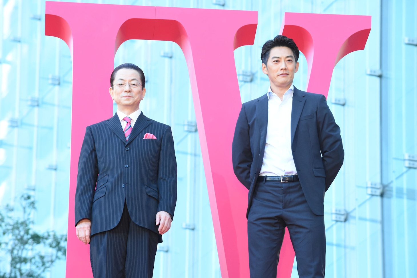 左から水谷豊、反町隆史。