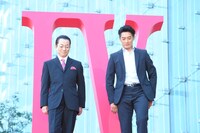 左から水谷豊、反町隆史。