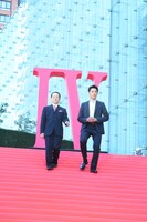 左から水谷豊、反町隆史。