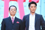 左から水谷豊、反町隆史。