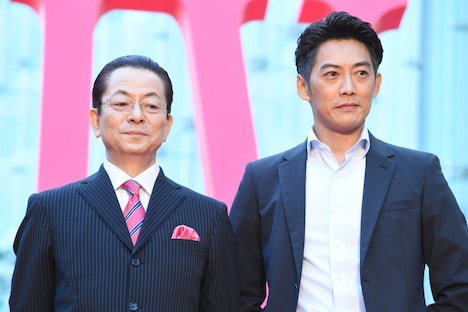 左から水谷豊、反町隆史。