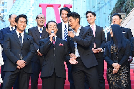 「水谷さんが足を引っ張って……」と言い間違えた反町隆史（中央右）に、「何を言ってんの！」とツッコむ水谷豊（中央左）。