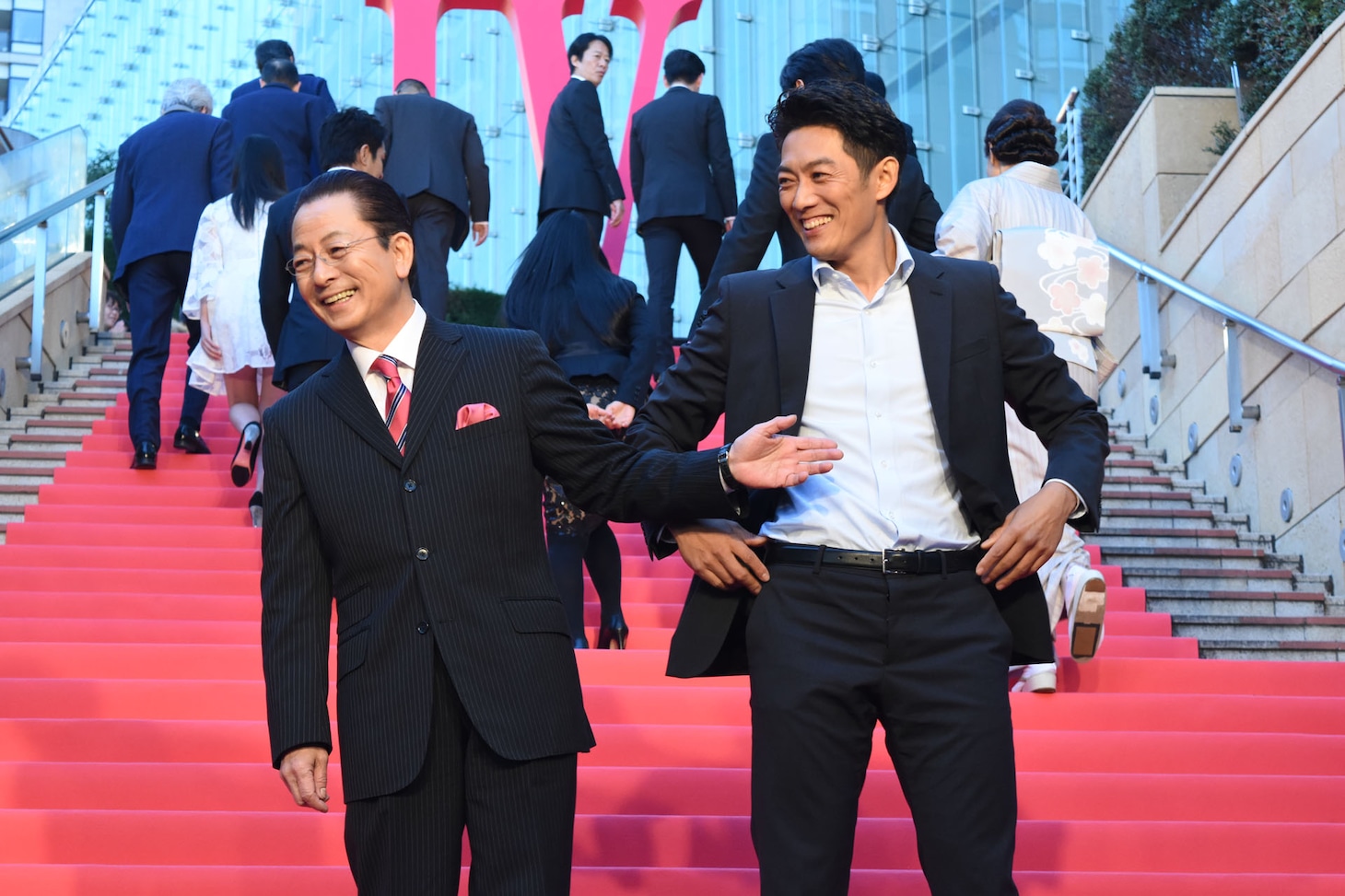 左から水谷豊、反町隆史。