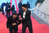 退場する順番を間違えてしまい、爆笑する水谷豊（左）と反町隆史（右）。