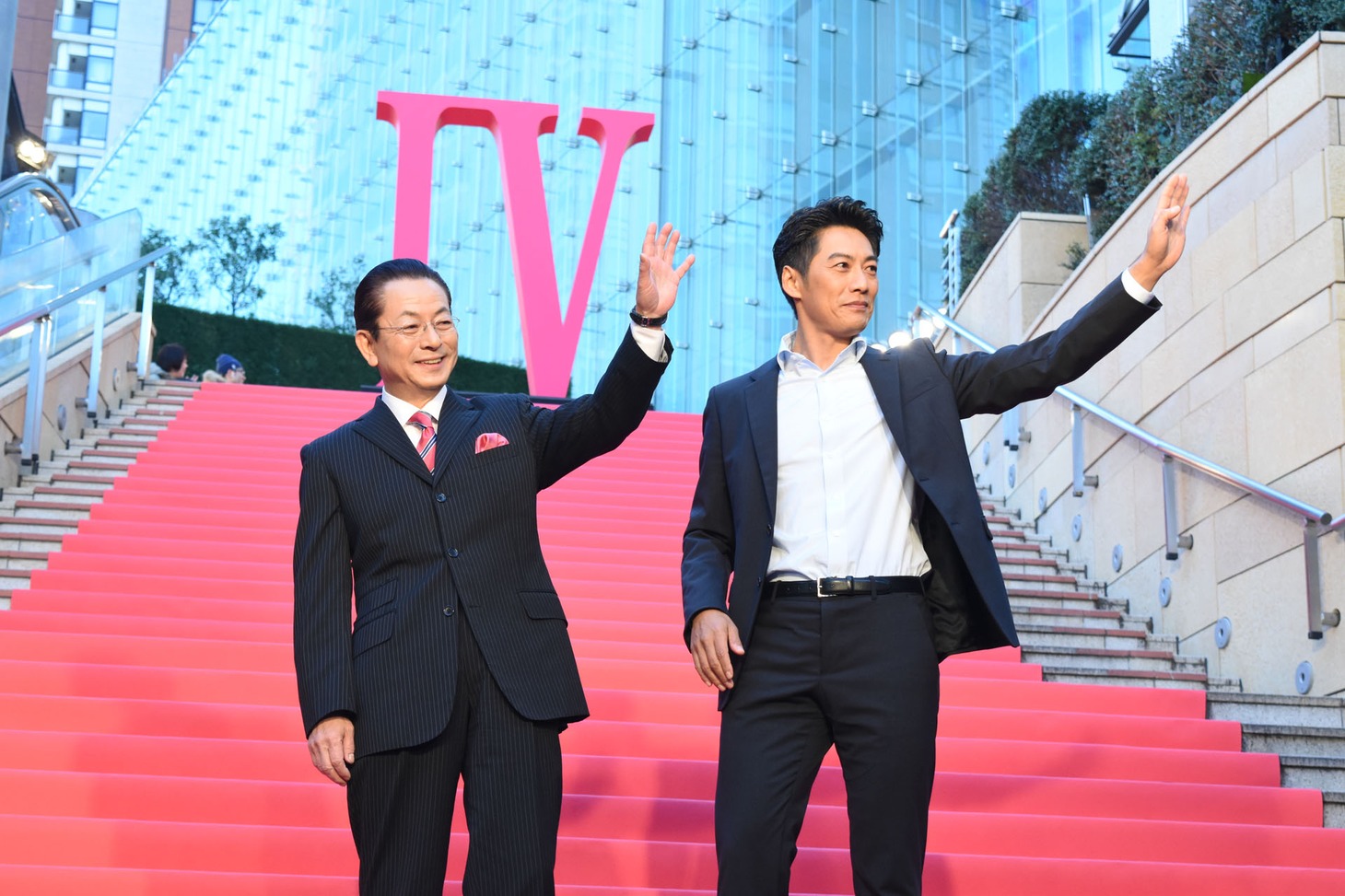 左から水谷豊、反町隆史。