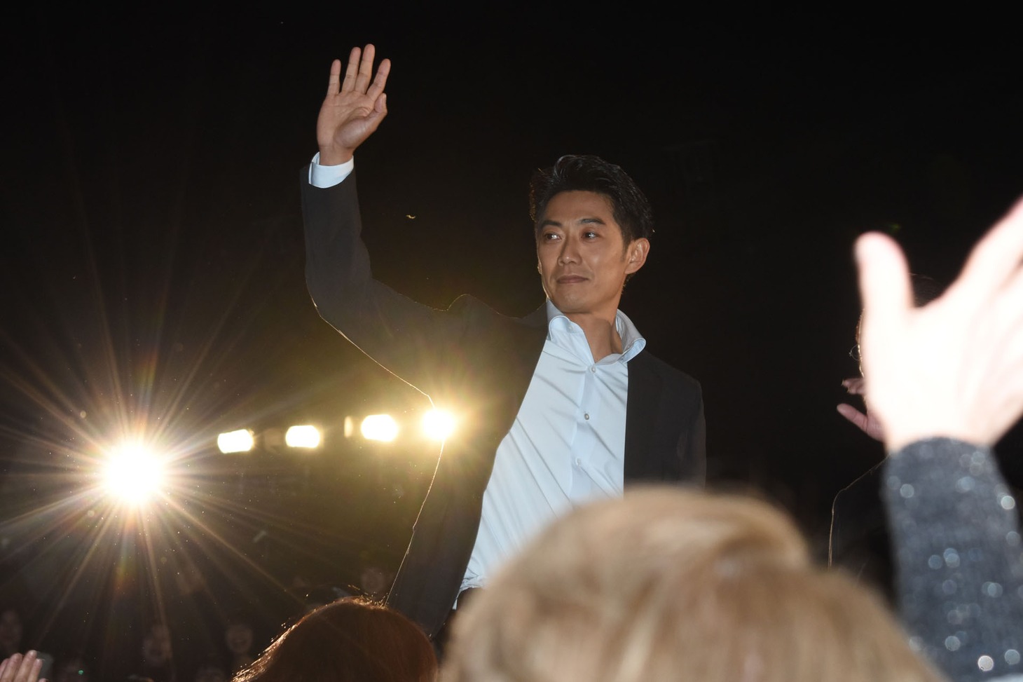 客席を通って登場した反町隆史。