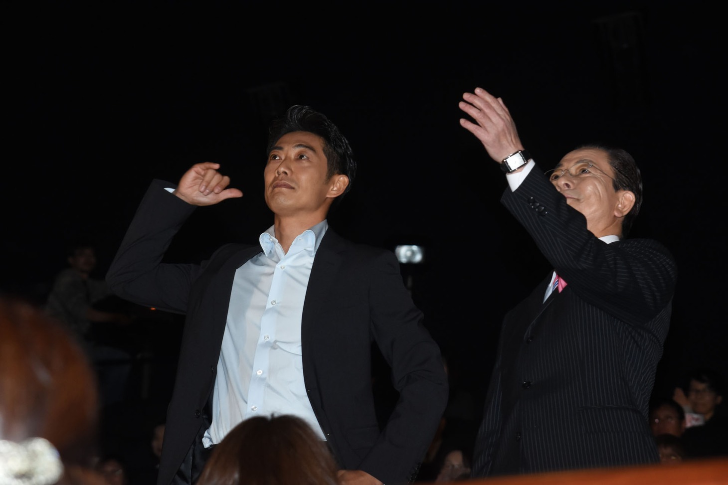 客席を通って登場した反町隆史（左）と水谷豊（右）。