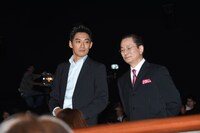 客席を通って登場した反町隆史（左）と水谷豊（右）。