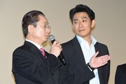 左から水谷豊、反町隆史。