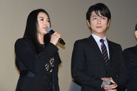 左から仲間由紀恵、及川光博。