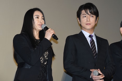 左から仲間由紀恵、及川光博。