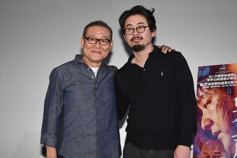 左から國村隼、ナ・ホンジン。