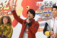 中尾暢樹（中央）