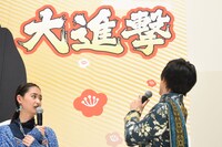 「見ての通り大ヒットということで……」と垂れ幕を振り返るも、「大進撃」と書いてあることに気付いた渡邉剣（右）。