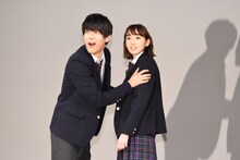 舞台上部に吊られたカーテンが落ち、驚く中川大志（左）と飯豊まりえ（右）。