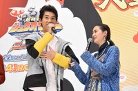 柳美稀（右）にいじられる國島直希（左）。