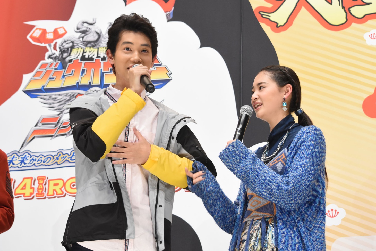 柳美稀（右）にいじられる國島直希（左）。