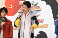 第18話の撮影で川に流されたときの様子を再現する國島直希。