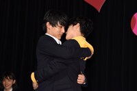 劇中のワンシーンを再現する中川大志（左）と葉山奨之（右）。