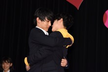 劇中のワンシーンを再現する中川大志（左）と葉山奨之（右）。