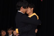 劇中のワンシーンを再現する中川大志（左）と葉山奨之（右）。