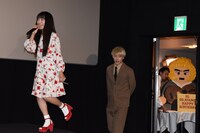 サプライズ登場したmiwa（左）と坂口健太郎（右）。