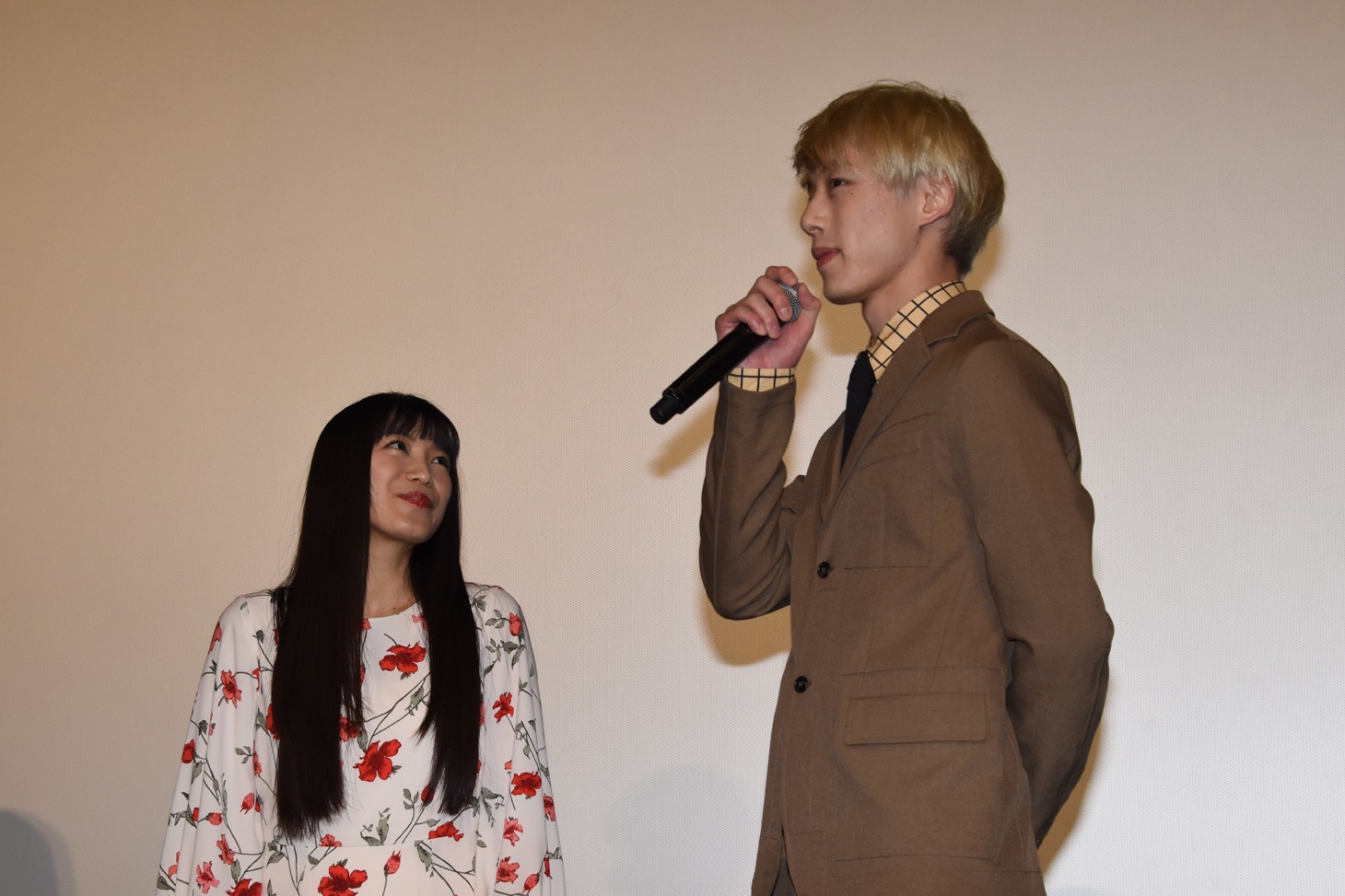 左からmiwa、坂口健太郎。