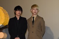 左から綾野剛、坂口健太郎。