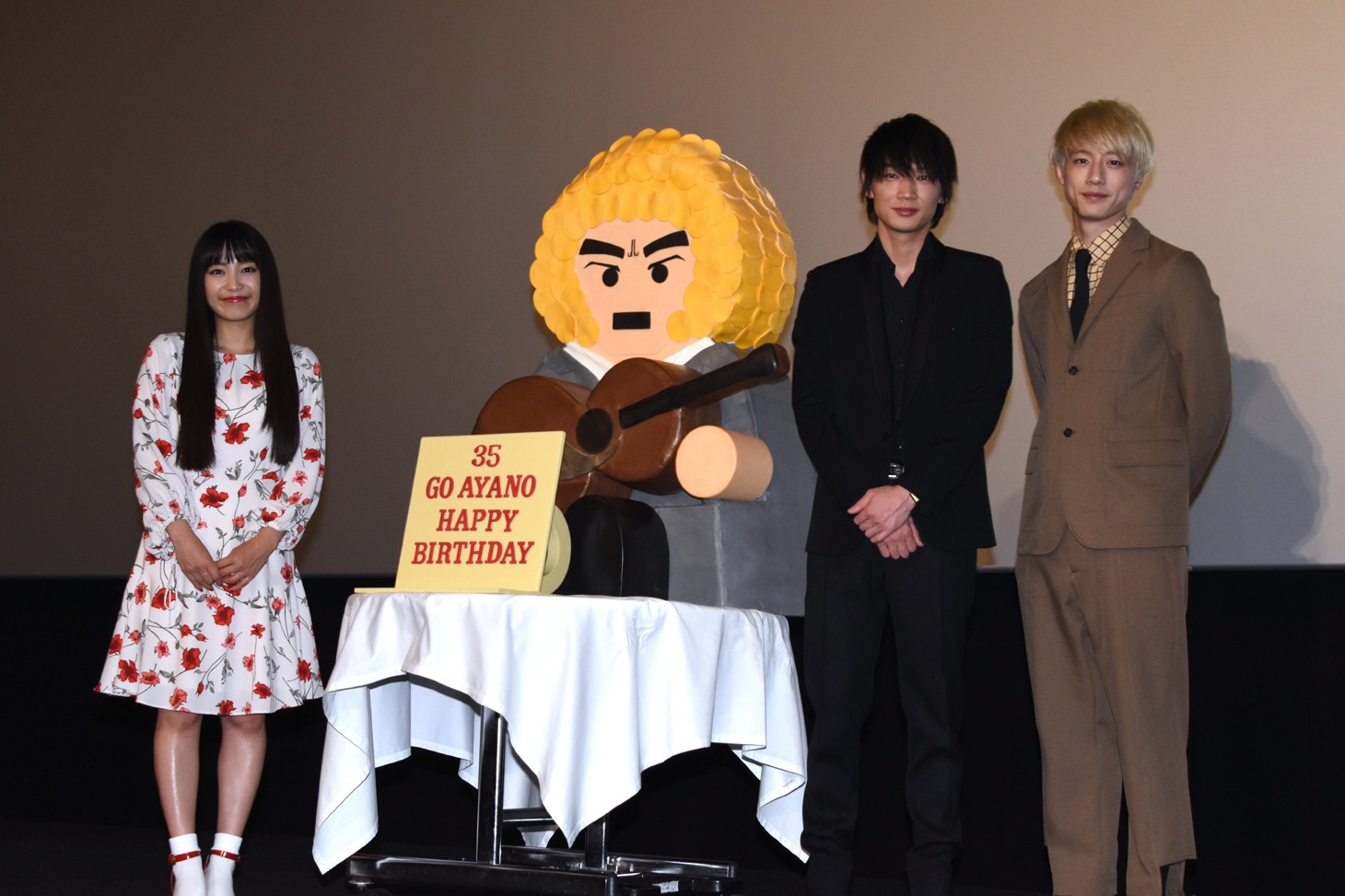 「新宿スワンII」大ヒット御礼イベントの様子。左からmiwa、綾野剛、坂口健太郎。