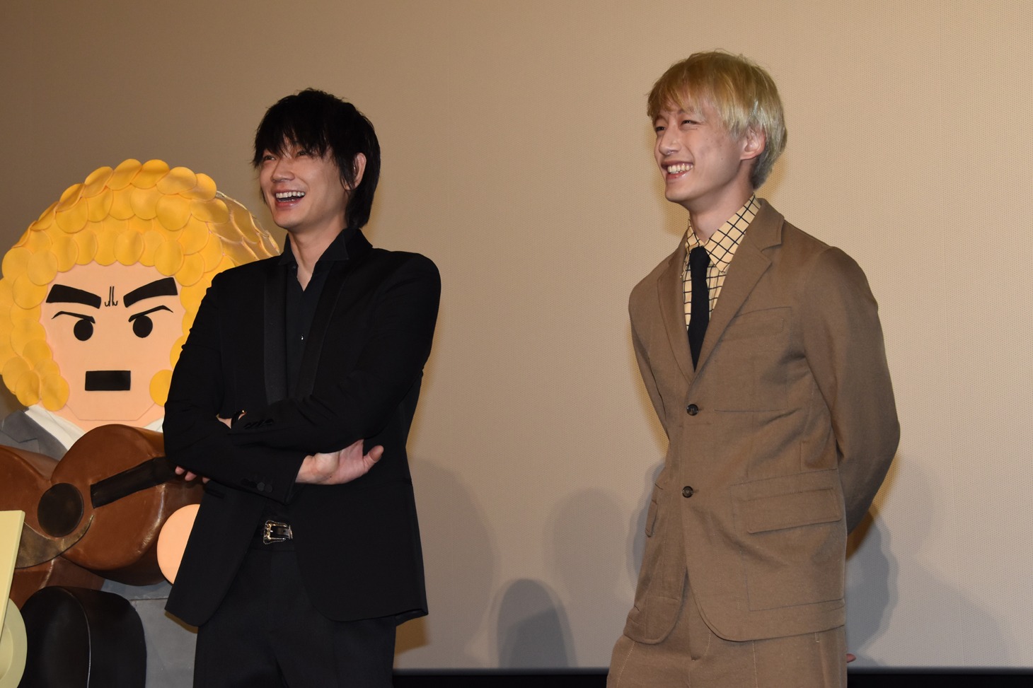 左から綾野剛、坂口健太郎。