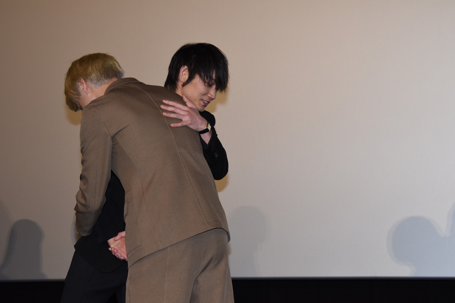 坂口健太郎（右）と抱擁する綾野剛（左）。