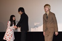 miwa（左）と握手する綾野剛（中）。