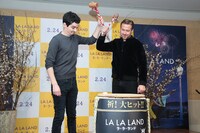 鏡割りを行うデイミアン・チャゼル（左）とライアン・ゴズリング。