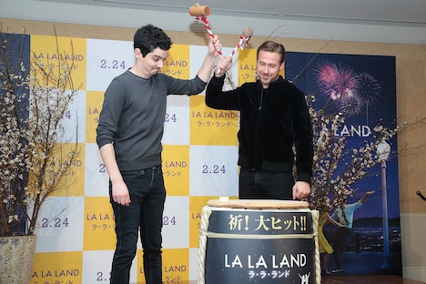 鏡割りを行うデイミアン・チャゼル（左）とライアン・ゴズリング。