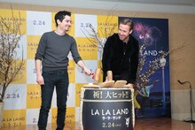 鏡割りを行うデイミアン・チャゼル（左）とライアン・ゴズリング。