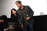 質問用紙の入ったボックスをのぞき込むマッツ・ミケルセン。