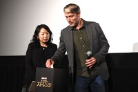 質問用紙を引くマッツ・ミケルセン。