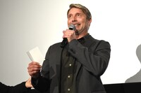 当選者の席番号を日本語で読み上げるマッツ・ミケルセン。