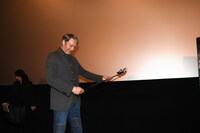 セルフィーを撮影するマッツ・ミケルセン。