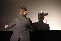 セルフィーを撮影するマッツ・ミケルセン。